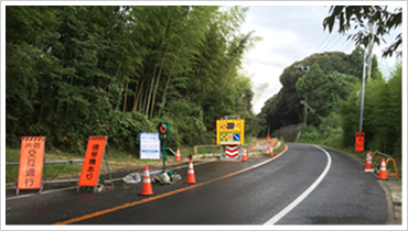 片側通行が続く県道宗吾酒々井線 下岩橋付近