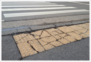 管理状態の悪い点字ブロック