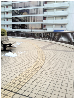 誘導ブロックが大きく弧を描いて設置されている