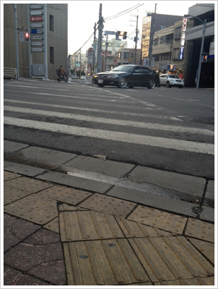 交差点前の点状ブロックが1列しかない