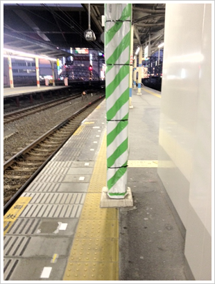 点字ブロック上にある柱